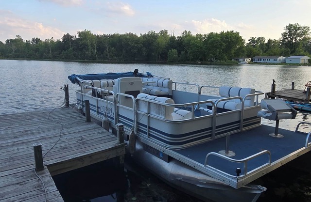 3 Bedroom, 2 Bath Home, Private Fishing, Swimming Lake in Sister Lakes