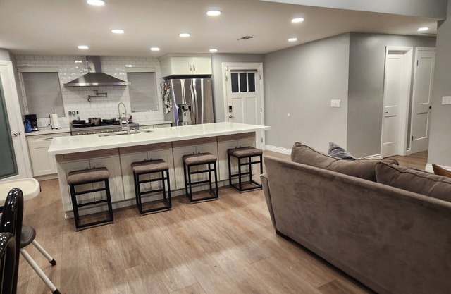 3 Bedroom 2 bath house w/Pool & BBQ close to Knotts and Disney