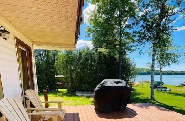 3 bedroom 2 bathroom 1.5 storey cottage on Little Lake
