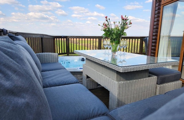 3 bedroom, 2 bathroom Seaside Lodge, Hot Tub, Views. Whitsand Beach, Pool, Wifi