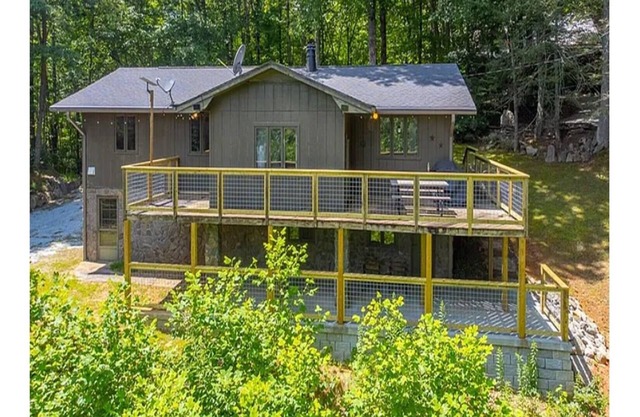 3-bedroom 2-bathroom house in peaceful Otto NC with AC