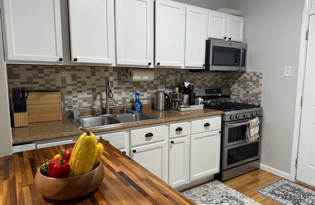 3-Bedroom 2-Car Driveway Skokie Place near Evanston/Chicago area