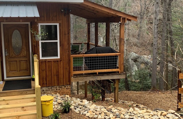 3-bedroom 2 & half baths cabin sleeps 8. Fast WiFi, directly on the Henry River.