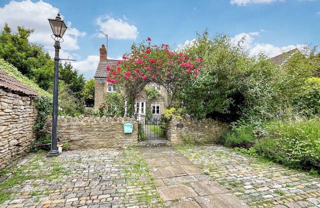 3 bedroom accommodation in Sutton Benger, near Lacock
