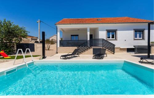 3 Bedroom Awesome Home In Rastevic