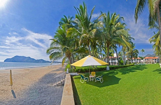 3 Bedroom beachfront condo right on sandy beach