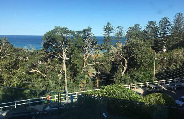 3 bedroom Bronte beach house with garden, directly opposite Bronte Park & beach
