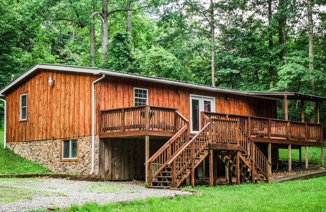 3 bedroom cabin close to NR Gorge , hot tub at the best area prices