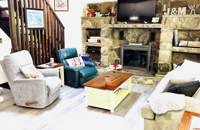 3+ -bedroom chalet with loft just 10 minutes from Magic, 15 minutes to Stratton