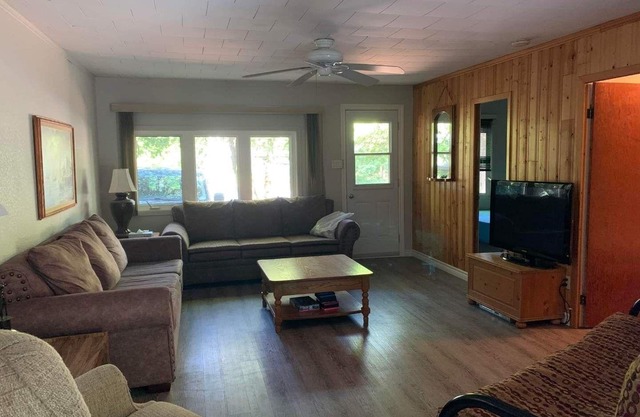 3 Bedroom cottage in the Heart of Sauble Beach