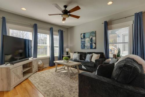 3 Bedroom Home- HUGE yard for pets 4 miles to Broadway