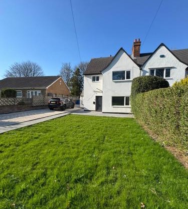 3 bedroom Home in chesterfield with front and back gardens