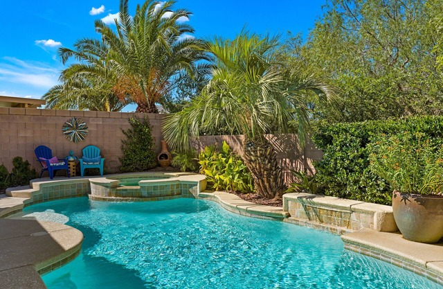 3 bedroom home near Green Valley Resort in Henderson. Pool and jacuzzi!