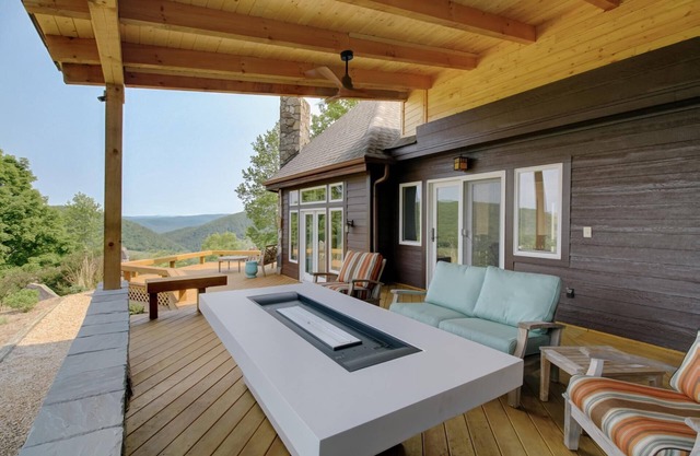 3 Bedroom home with Incredible Mountain Views
