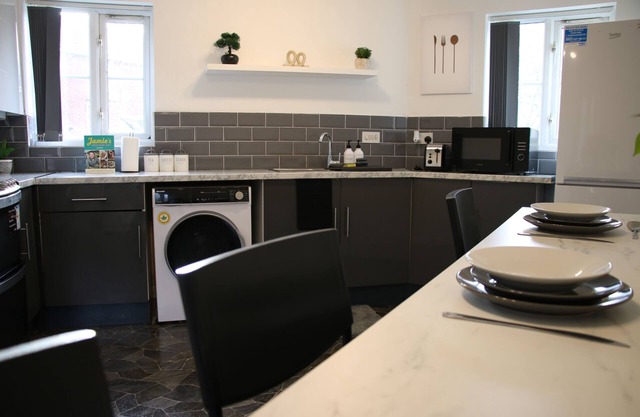 3 Bedroom House Close to City Centre/Free Parking