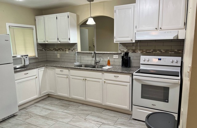 3-bedroom house in cool La Marque with WiFi, AC
