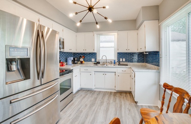 3-bedroom house in pleasant Milwaukee with WiFi, AC