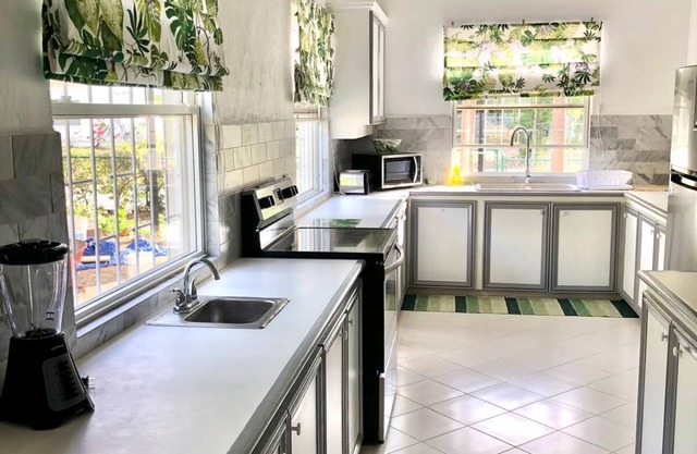 3-bedroom house in welcoming Holetown with WiFi, AC. Enjoy your stay
