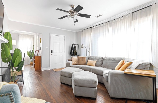 3-bedroom house, Pet Friendly, 10 Minutes to EVERYTHING!