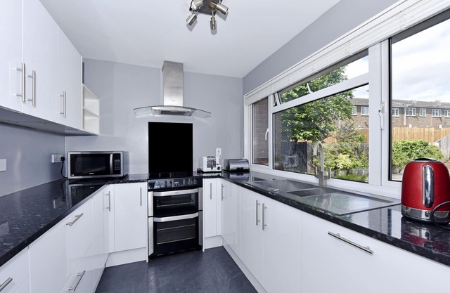 3 bedroom house with walled garden 30 mins to London by rail