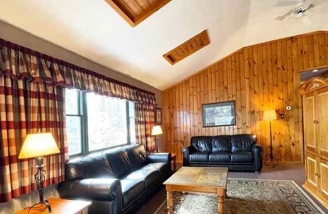 3 Bedroom Lake View Cabin, spectacular views of Mountain Springs Lake