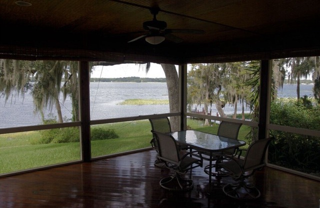 3-bedroom lakefront villa with three kayaks