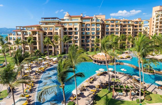 3 bedroom oceanfront suite with terrace, Jacuzzi and all the amenities