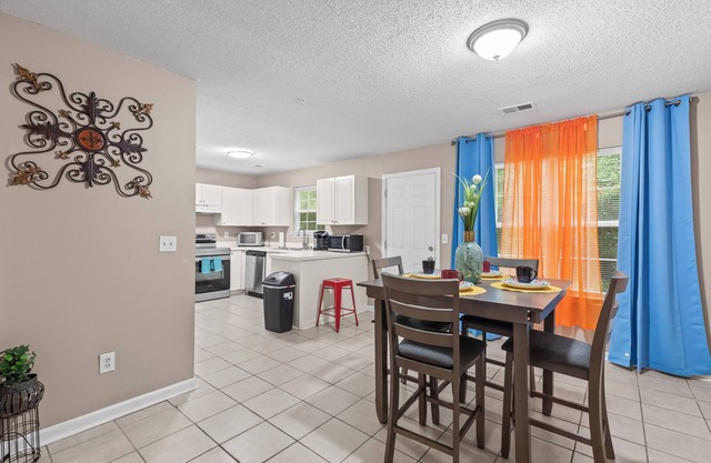 3-bedroom Spectacular Quiet Townhome with Modern Comfort