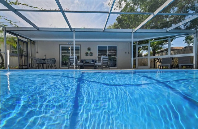 3 Bedroom Tampa Farmhouse - NEWLY RENOVATED
