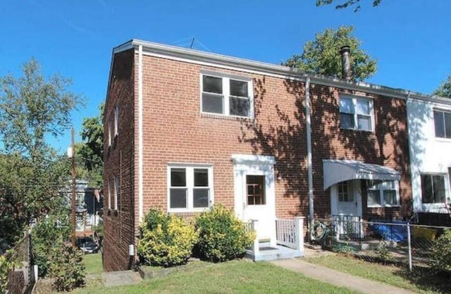 3 bedroom tounhouse near King Street metro