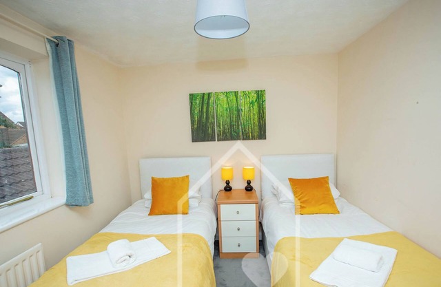 3 Bedroom town house Corby. Sleeps 6, WiFi, Free Parking