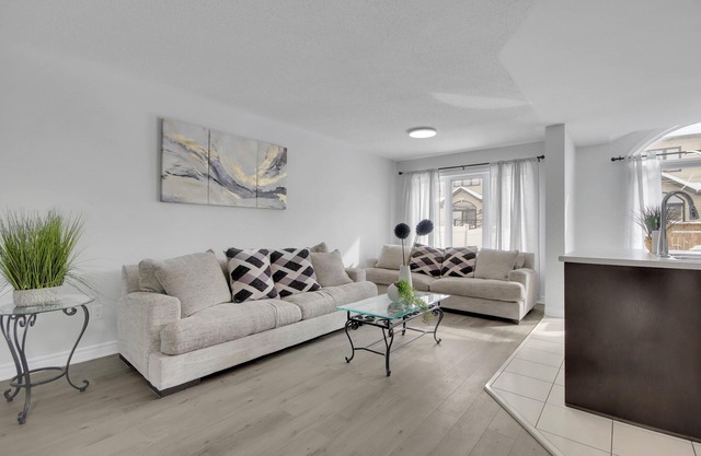 3-bedroom townhome in charming Ottawa with AC, WiFi. Enjoy your stay