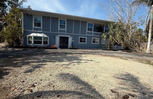 3-bedroom townhome in Siesta Key close to beaches, city and airport.