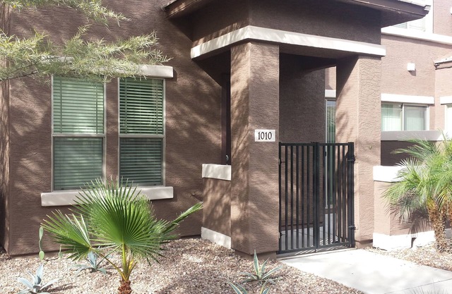 3 Bedroom Townhome In Townsquare At Sierra Verde