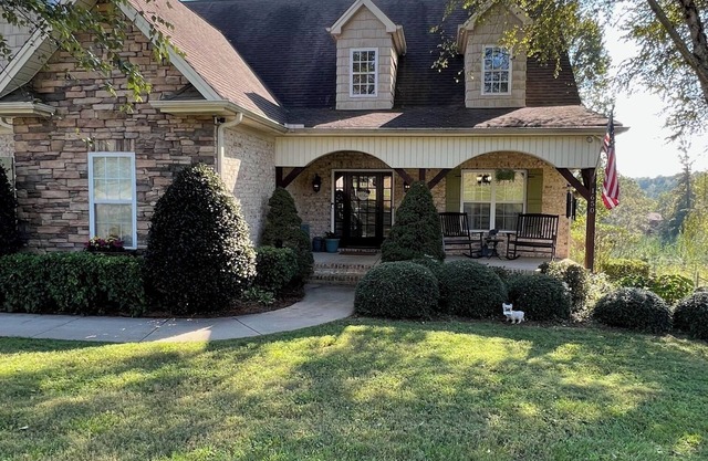 3 Bedroom w/hot tub in Yadkin Wine Country Pet Friendly