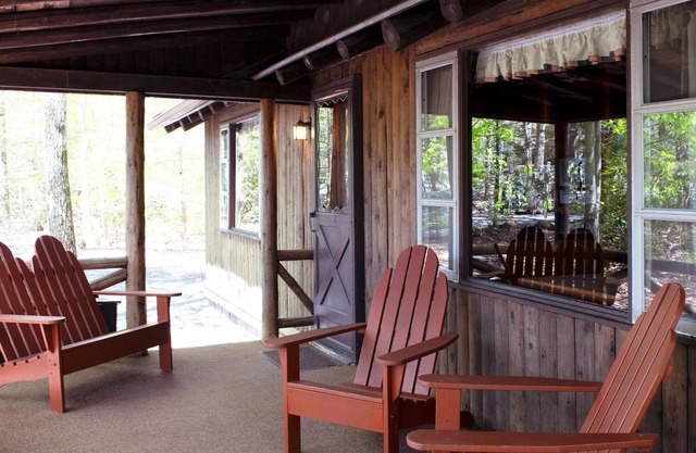 3 Bedroom Woodside Cottage, walking distance from the Lake