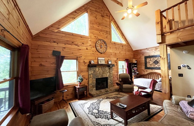 3 Bedrooms, 2½ baths, mountain cabin dog-friendly