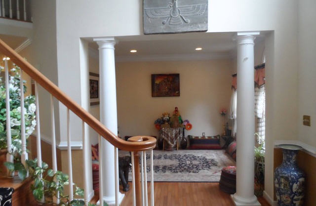 3 bedrooms 3 baths, bright & Spacious ,free parkings, fast wifi, massage chair