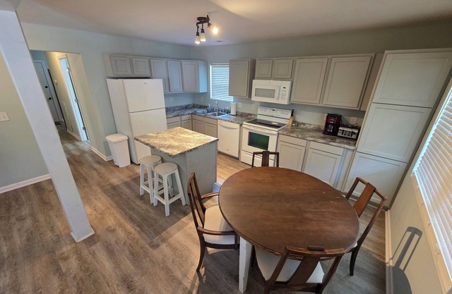 3 bedrooms -walk to SMPA