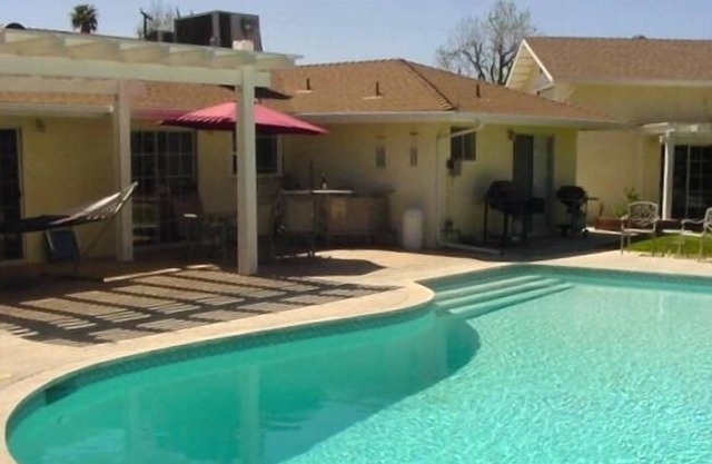 3 BR/2 BA Hemet- Private Yard & Pool-1 Story-Clean & Comfort.
