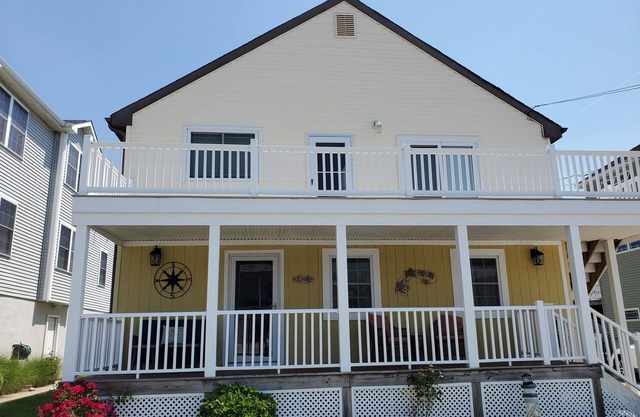 3 BR 2 Bath with yard and porch 1 Block to Harbor and 10 Min. Walk to Boardwalk