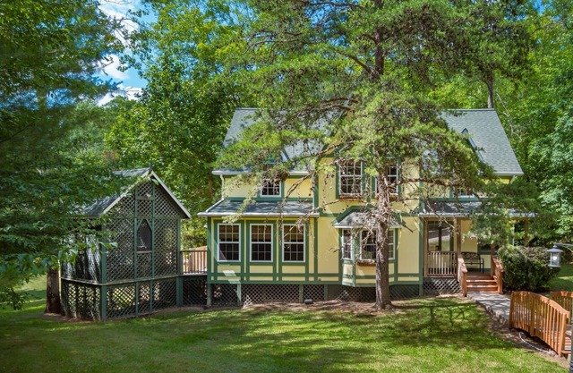 3 BR/3.5 BA w/Hot Tub & 12 min drive to Ash Cave