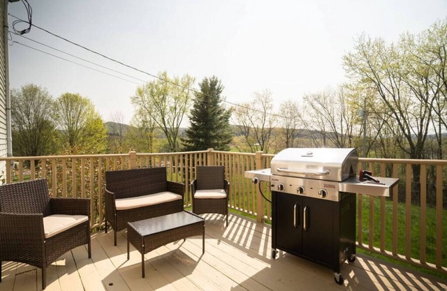 3 BR House: 10 min to Smugglers' Notch w/Private Hot Tub