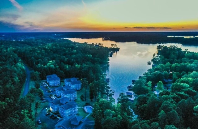 3 BR Lake Retreat King Bed, Deep Water Docks, & High Speed Wi-Fi