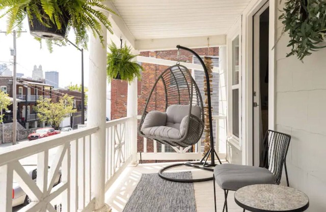 3 KING Beds+ Walk the Street Car + Balcony
