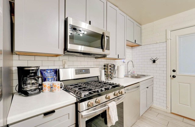 3 Mi to Dtwn Phoenix: Apt w/Shared Patio