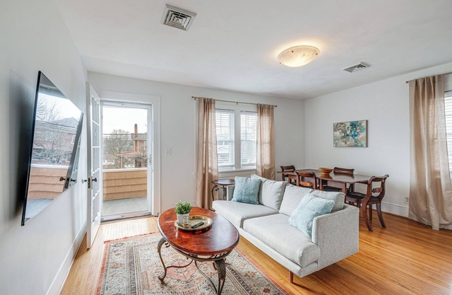 < 3 Mi to Dtwn Roanoke: Inviting Unit w/Balcony
