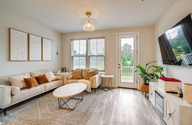 3 Mi to NW Stadium: Modern Retreat in Largo