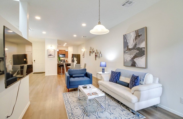 3 Mi to Old Town: Albuquerque Townhome w/Yard!
