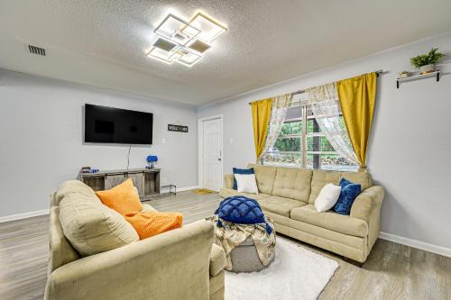 3 Mi to USF Chic Home with Yard in Tampa!